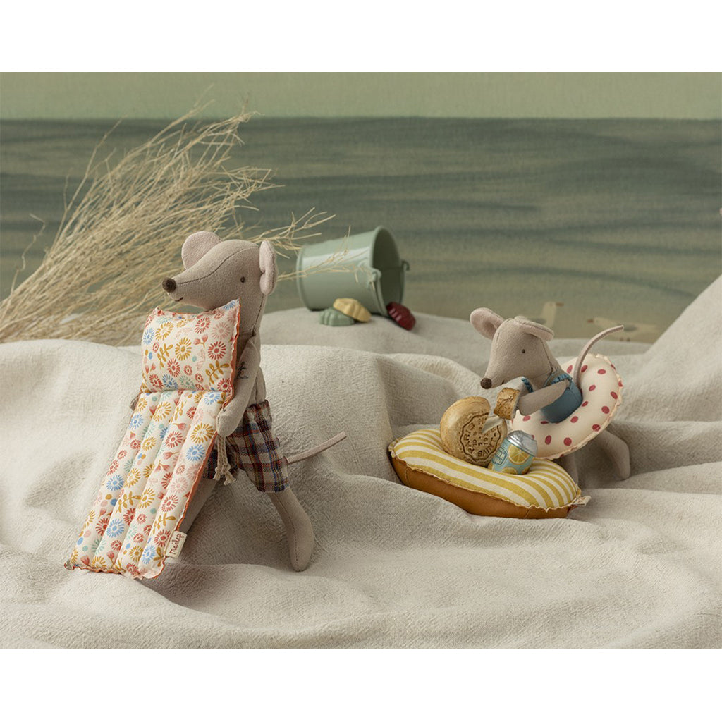 Maileg Strandmus med luftmadrass, far - Blommor