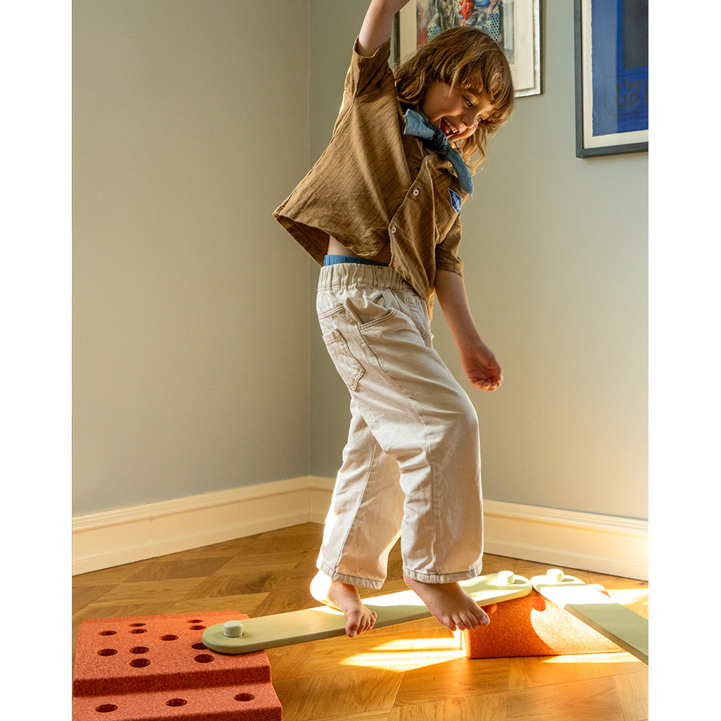 Modu Beams balansbom i trä, aktivitetsleksak - Dusty Green