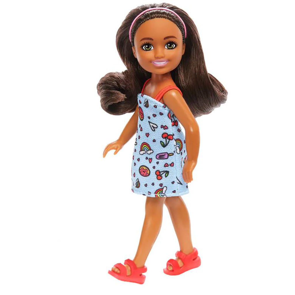 Barbie Chelsea docka, Brunt hår och klänning med regnbågar