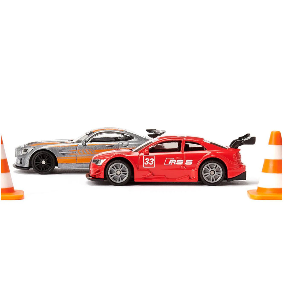 Siku leksaksbilar i presentask med 3 racerbilar och koner