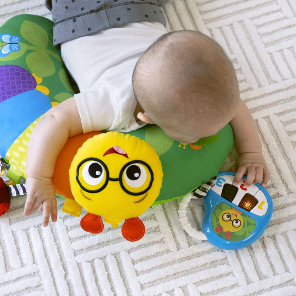 BABY Einstein Cal-a-Pillow™ Aktivitetsleksak för magträning