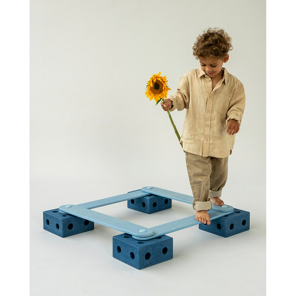 Modu Balance track, balansbana i trä och med skumklossar, aktivitetsleksak - Deep Blue / Sky Blue