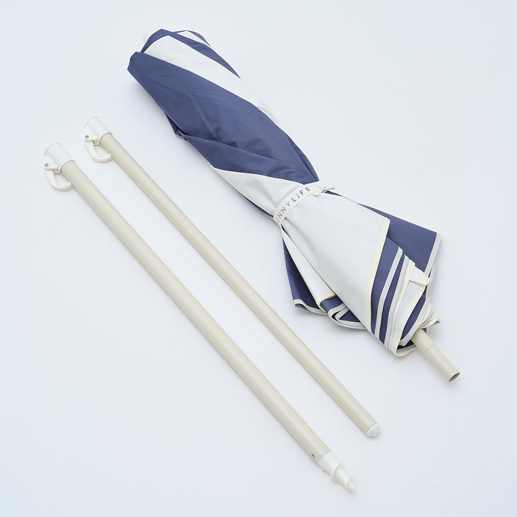 Sunnylife kompakt strandparasoll med UPF50 - Marine Stripe