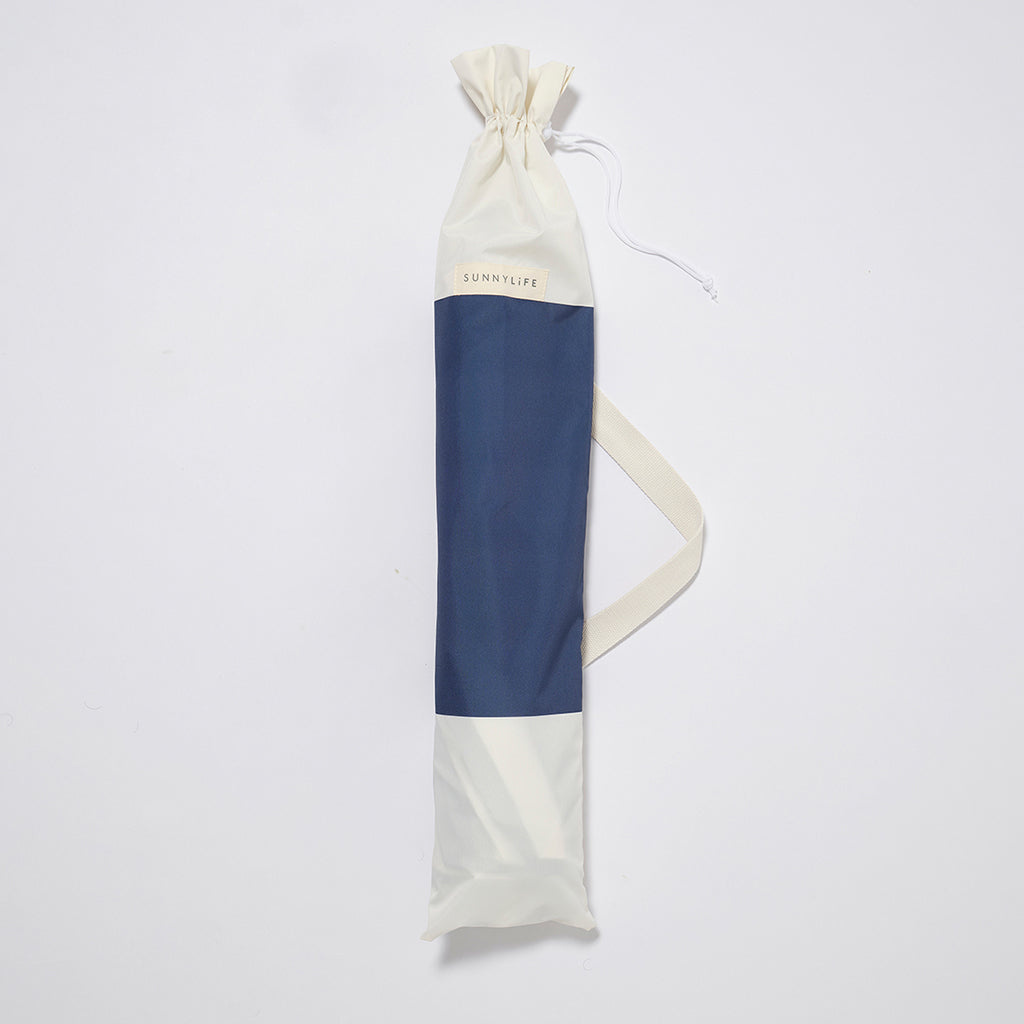Sunnylife kompakt strandparasoll med UPF50 - Marine Stripe