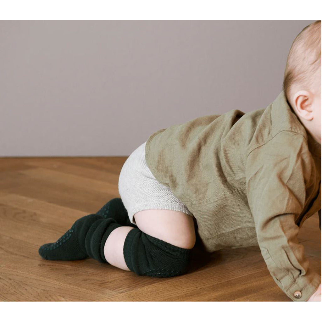 GoBabyGo knäskydd med gummiknoppar, Forest green