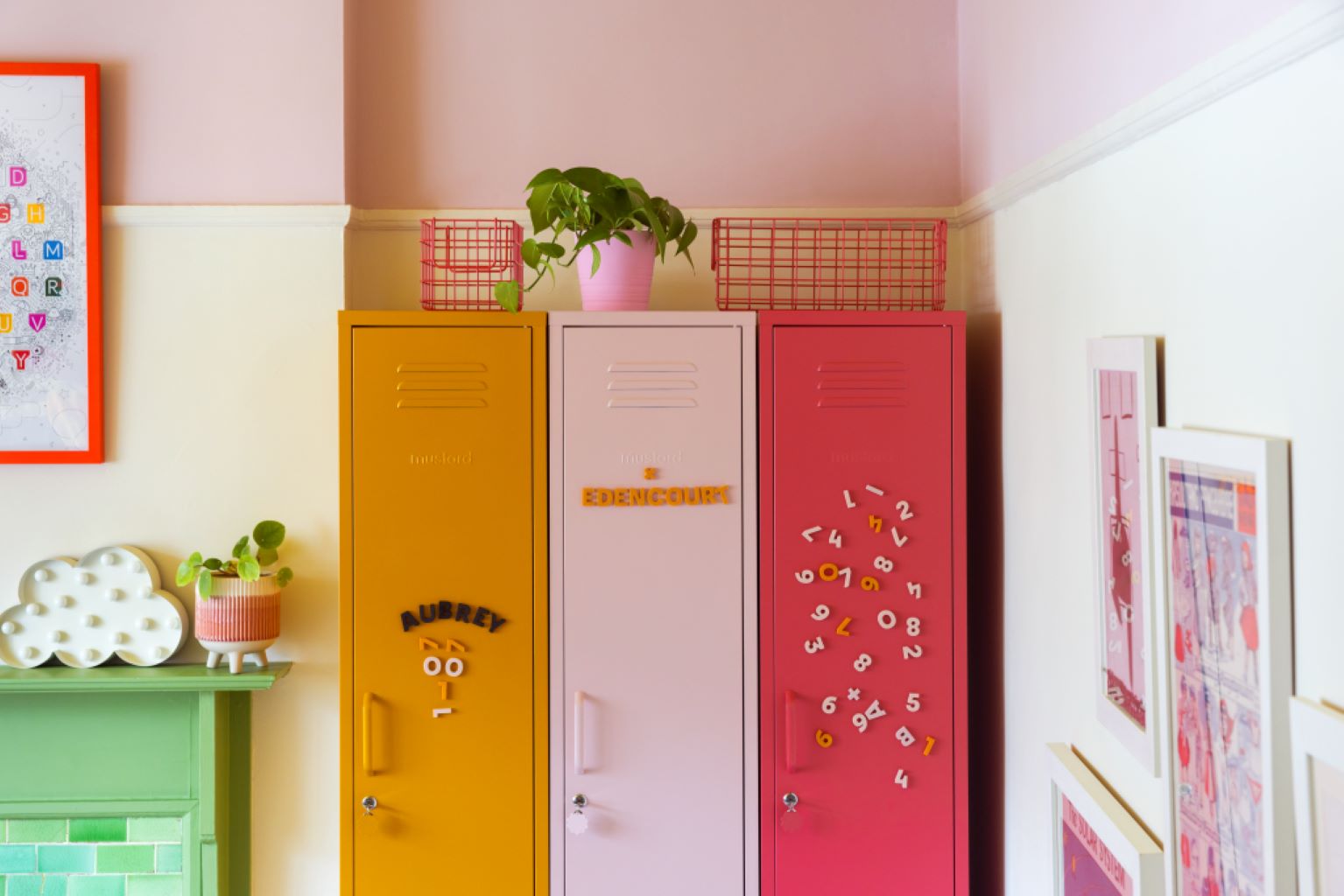 Mustard Made metal skabe i forskellige farver som sennep, lyserød og pink