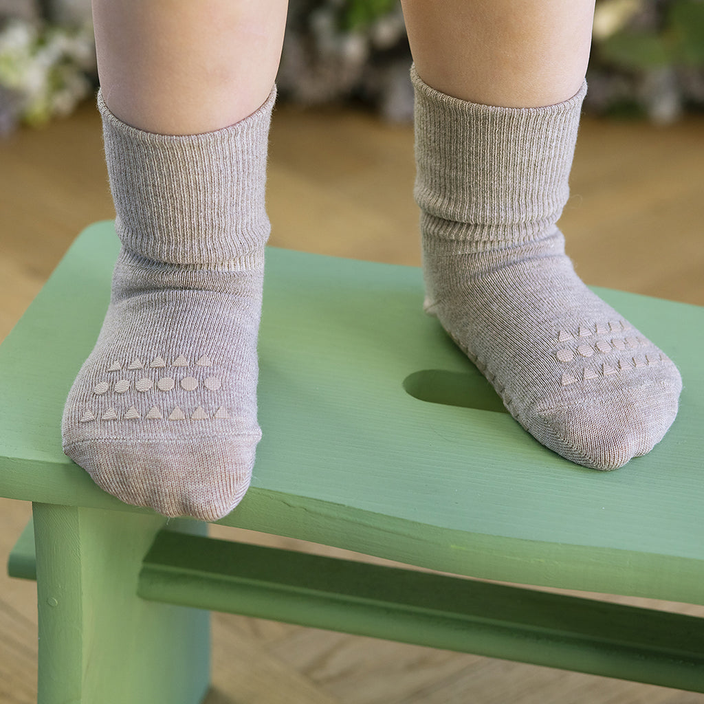 GoBabyGo halkfria strumpor med gummidubbar, Bamboo - sand