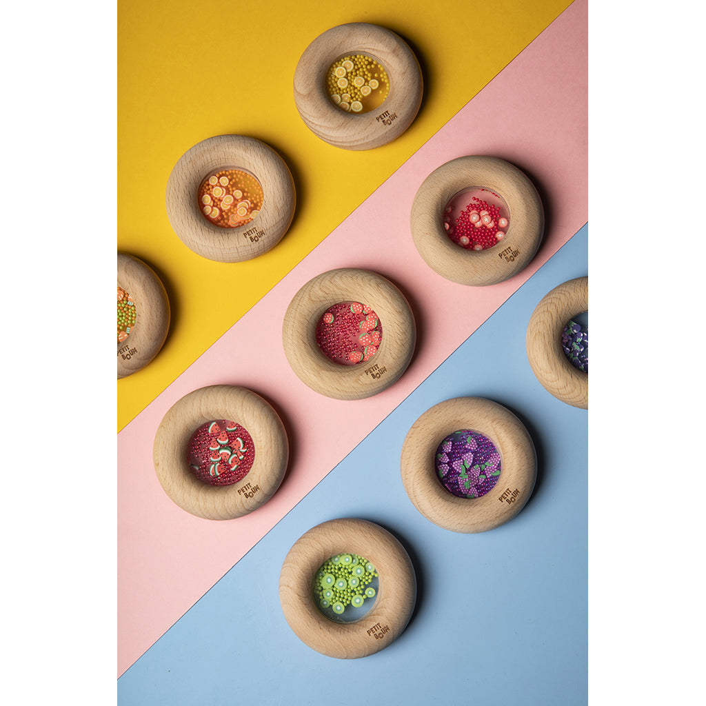 Petit Boum babyleksak, sensorisk donut skallra - Watermelons