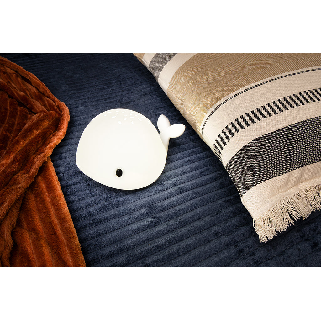 Little L. LED nattlampa/projektor med fjärrkontroll och 7 olika ljusinställningar – Wilda hval