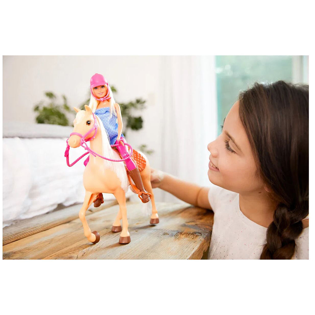 Barbie-docka med häst