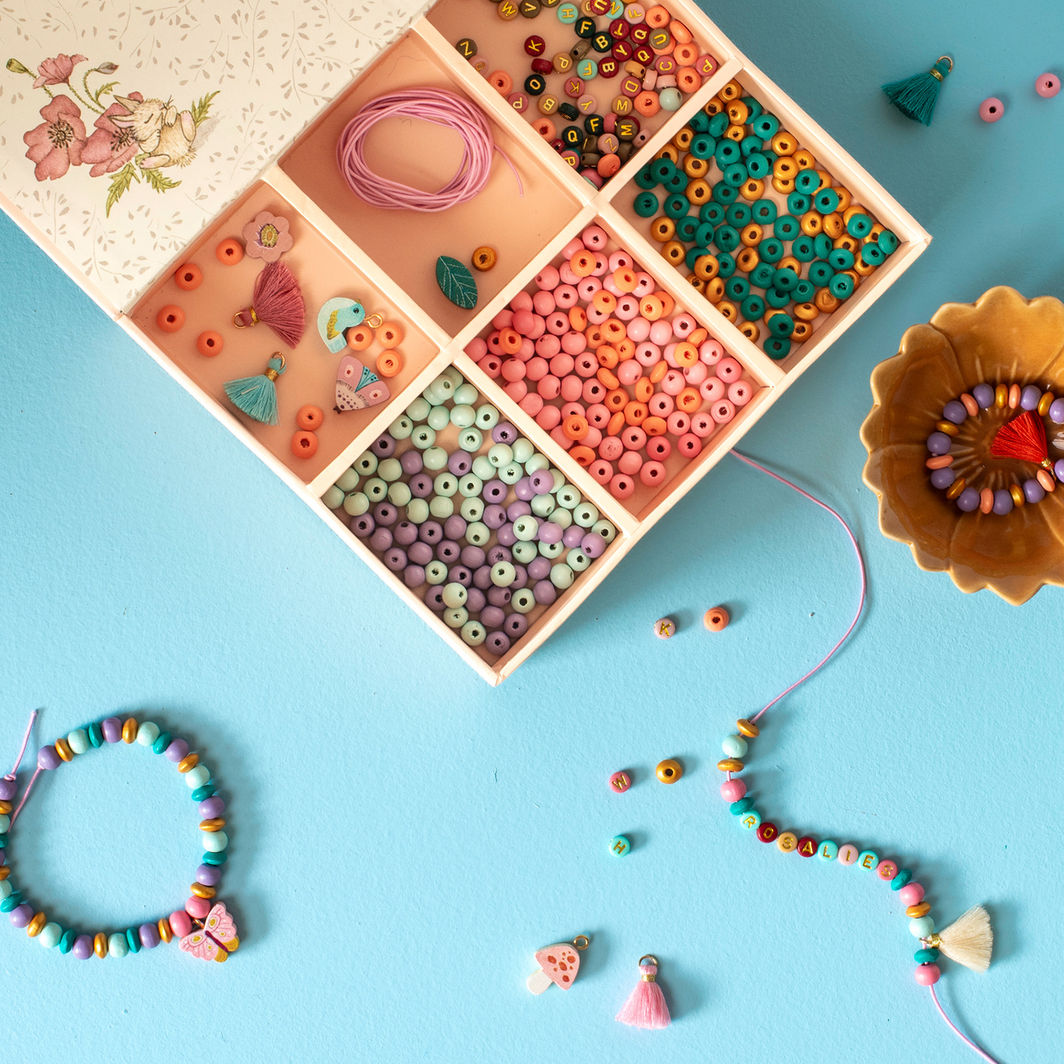 Moulin Roty Smyckesset med träpärlor i väska - Les Rosalies