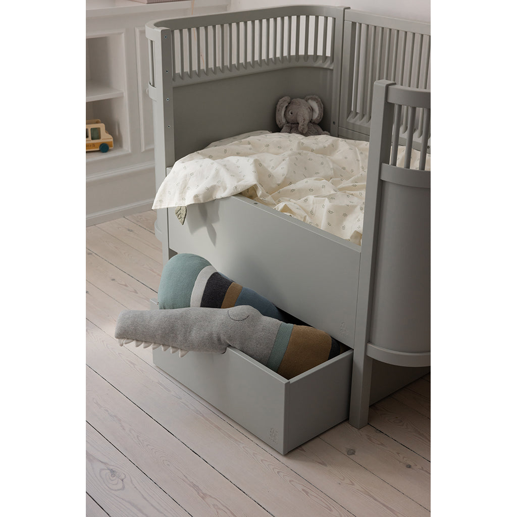 Sebra Stickad kudde, Sleepy Croc - Dusty blue mix