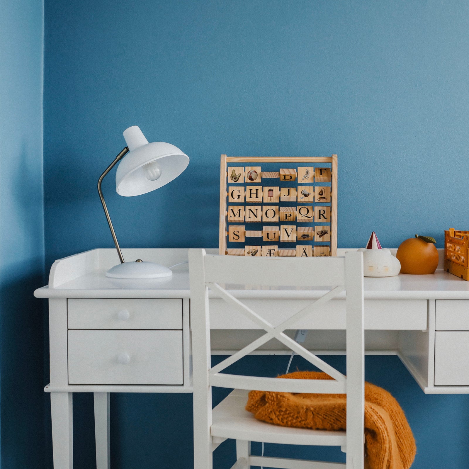 Leitmotiv Hood bordslampa i metall, Iron matt white