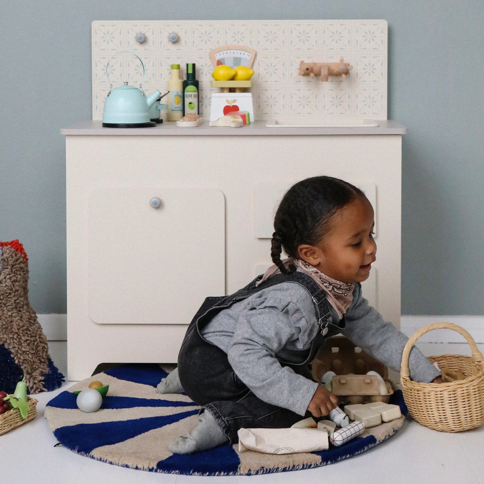 ferm Living lekmatta, rund - Arch small, ljusblå/off-white