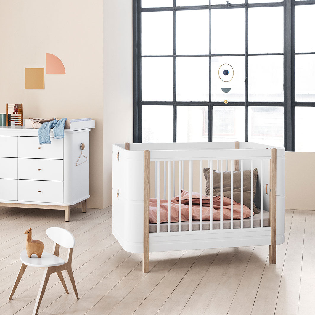 Oliver Furniture, Ombyggnadssats, från Wood Mini+ Spjälsäng Basic till halvhög säng - vit/ek