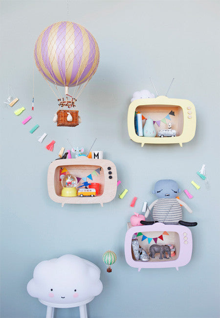 Up Warsaw - smukke, finurlige hylder i i form af et fjernsyn, en flyvemaskine og et cirkustelt