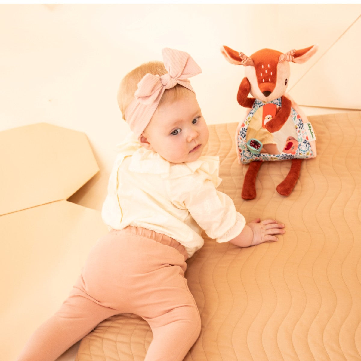 Lilliputiens aktivitetsleksak, Stella spegel, tittut