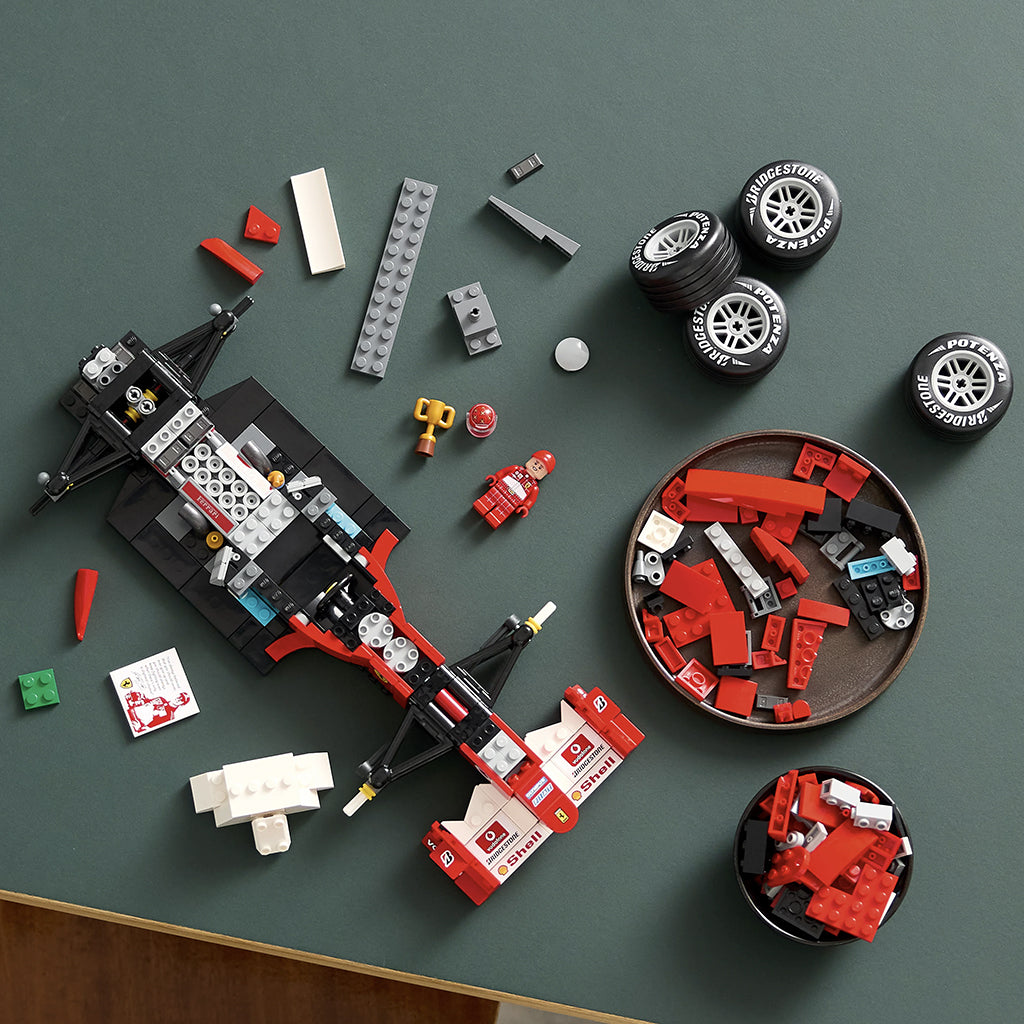 LEGO® Icons Ferrari F2004 och Michael Schumacher