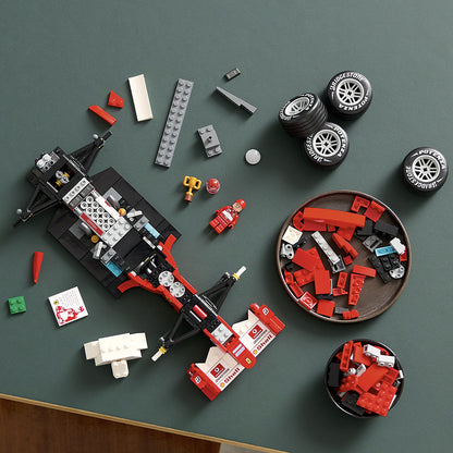 LEGO® Icons Ferrari F2004 och Michael Schumacher