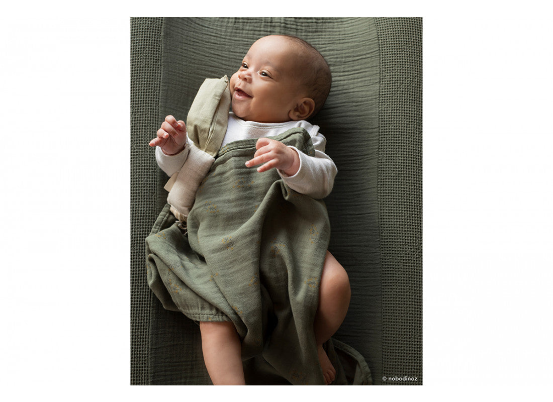 Nobodinoz swaddle med tryck, Wabi Sabi 70 x 70 cm - Flore Vetiver