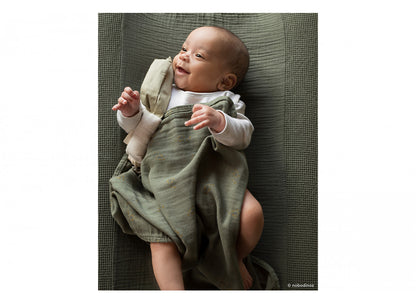 Nobodinoz swaddle med tryck, Wabi Sabi 70 x 70 cm - Flore Vetiver