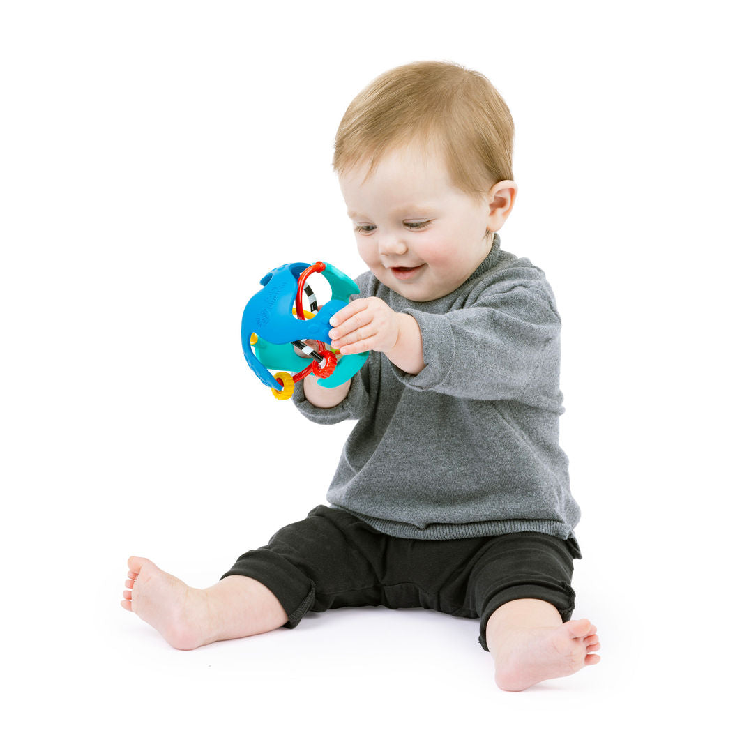 BABY Einstein Rattle &amp; Sense™ sensorisk boll