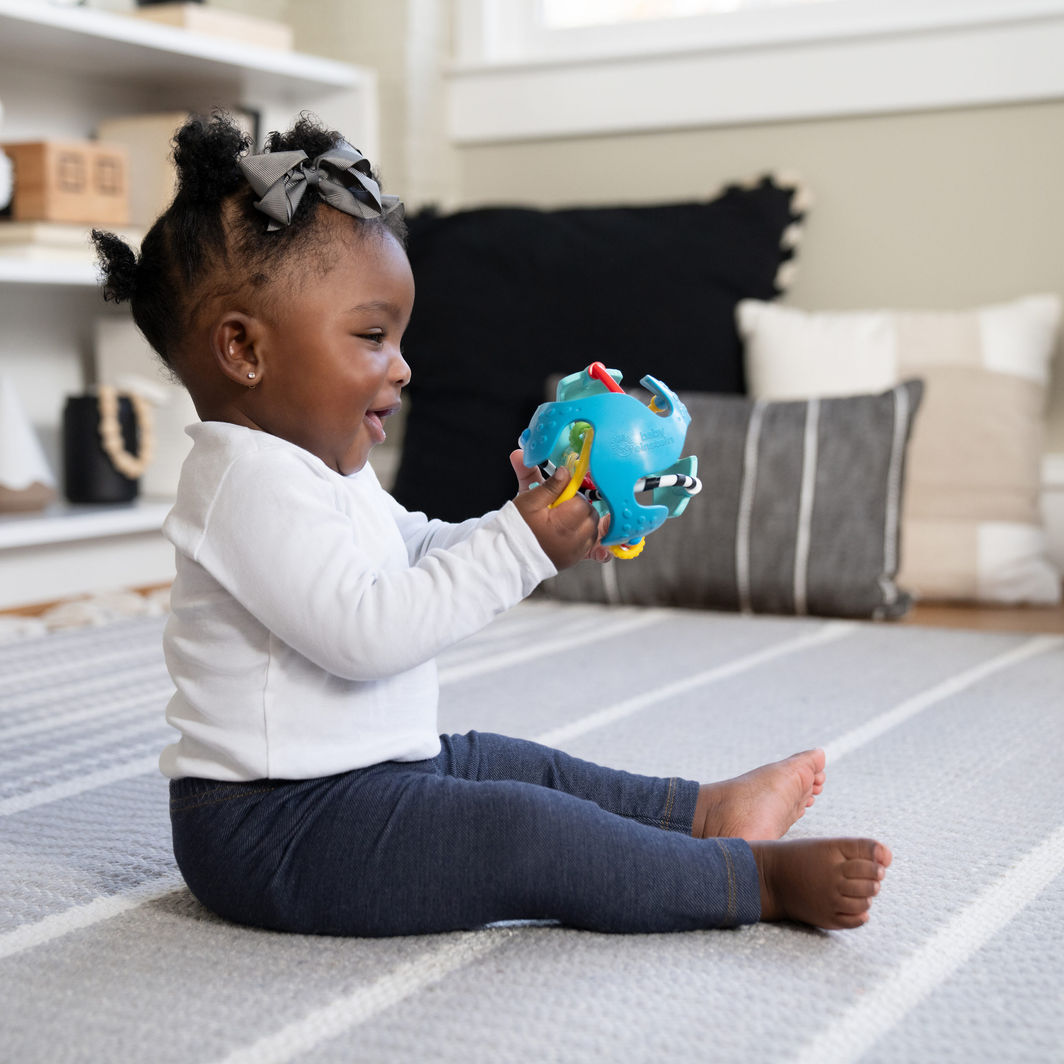 BABY Einstein Rattle &amp; Sense™ sensorisk boll