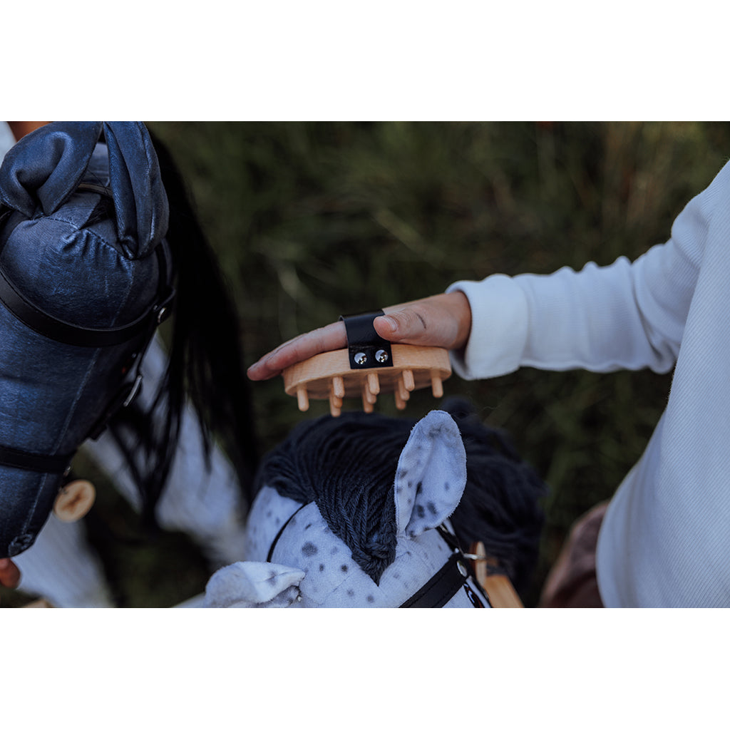 By Astrup Käpphäst med svans och ryggsäck, Skimmel - Star