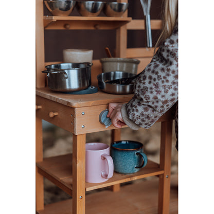 Mamamemo Mudkitchen, utomhuskök i trä för lek med lera
