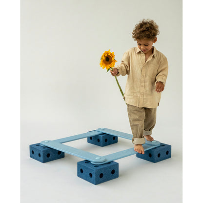 Modu Balance track, balansbana i trä och med skumklossar, aktivitetsleksak - Deep Blue / Sky Blue