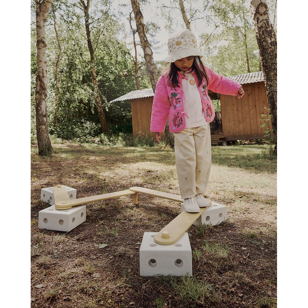 Modu Balance Track, balanserbana i trä med skumklossar, aktivitetsleksak - Sand Grey/Honey Yellow