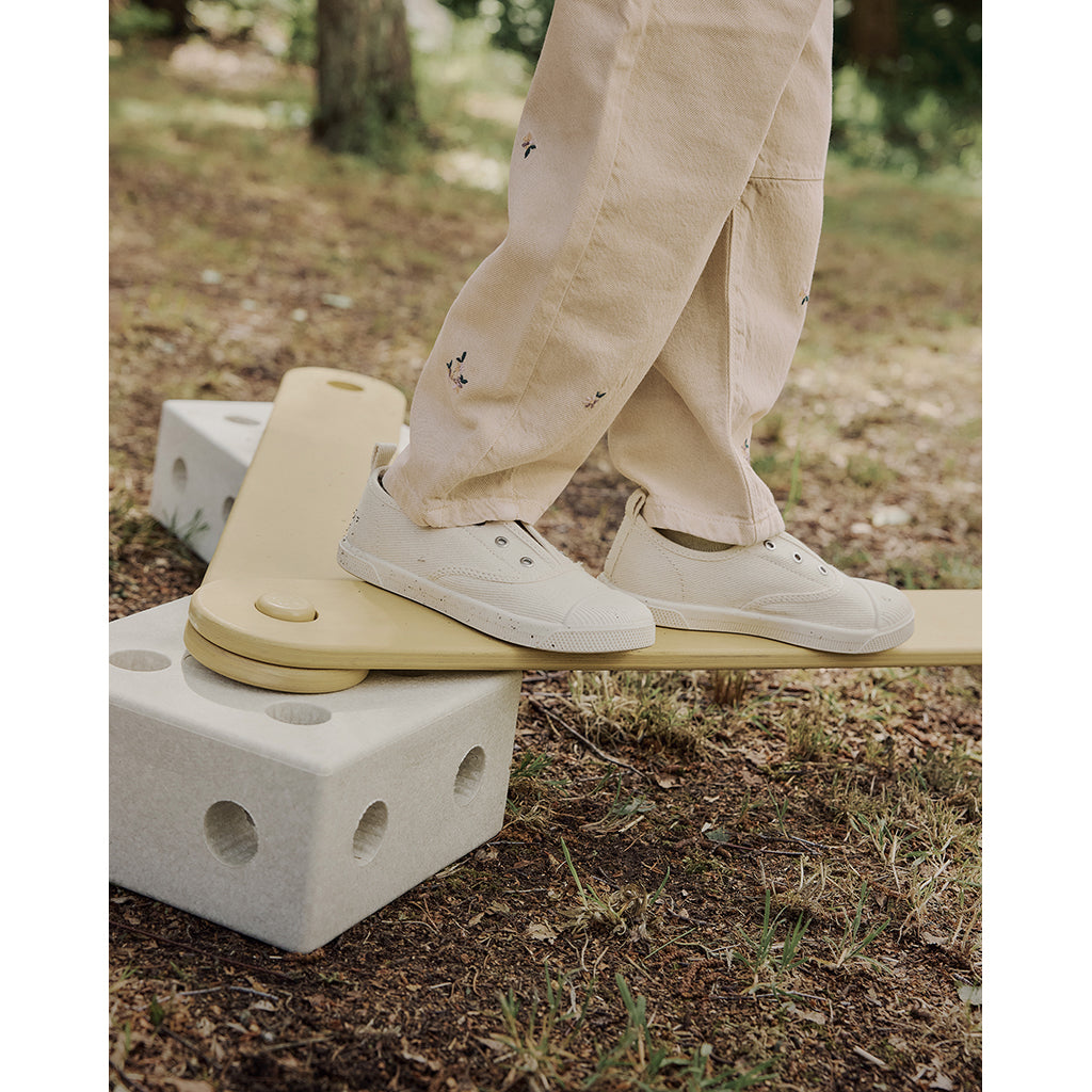 Modu Balance Track, balanserbana i trä med skumklossar, aktivitetsleksak - Sand Grey/Honey Yellow