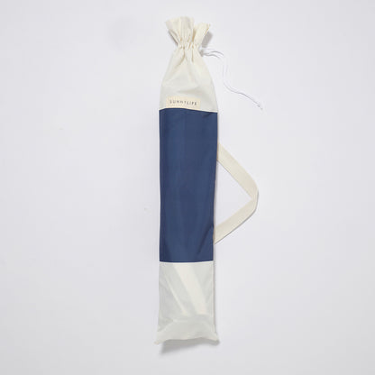 Sunnylife kompakt strandparasoll med UPF50 - Marine Stripe