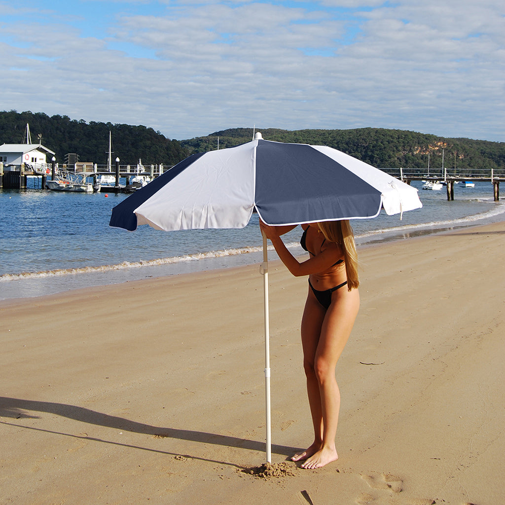 Sunnylife kompakt strandparasoll med UPF50 - Marine Stripe
