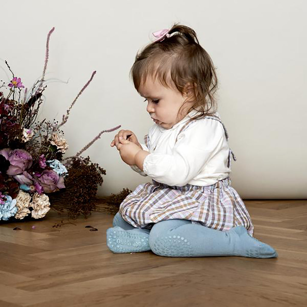 GoBabyGo krypstrumpbyxor med halkskydd, dusty blue