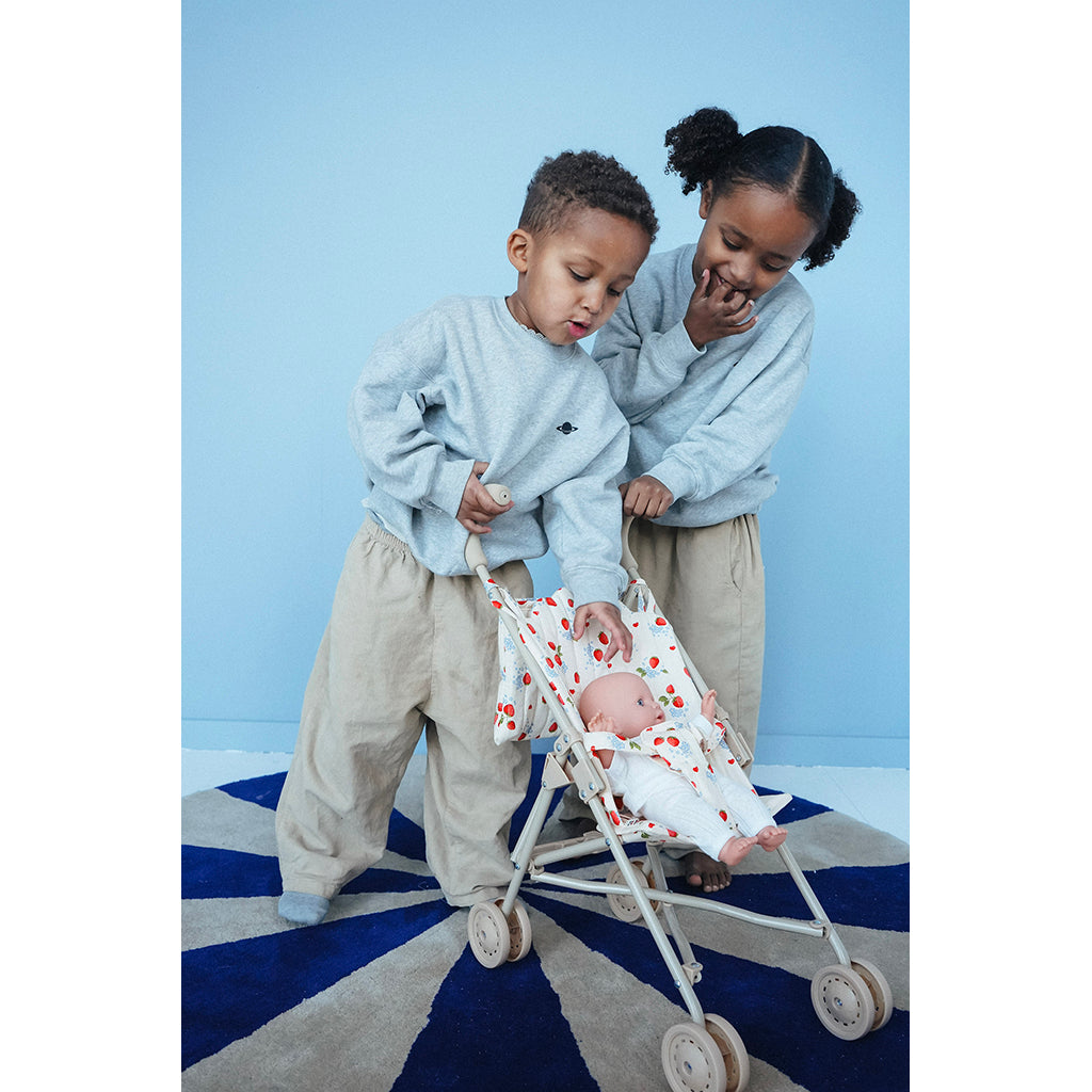 Konges Sløjd Coco docka och sittvagn i presentförpackning - exklusivt hos Lirum Larum Leg