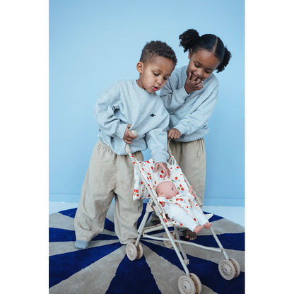 Konges Sløjd Coco docka och sittvagn i presentförpackning - exklusivt hos Lirum Larum Leg