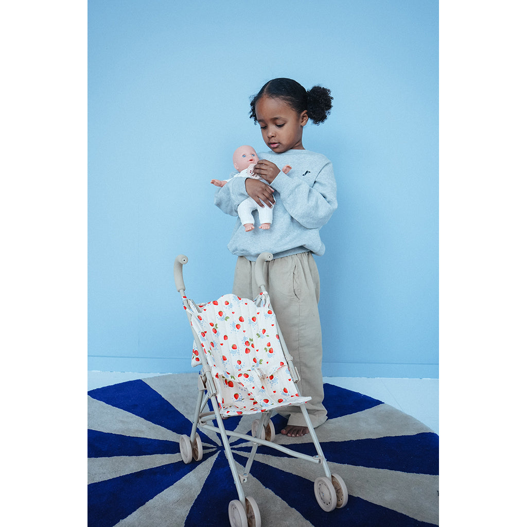 Konges Sløjd Coco docka och sittvagn i presentförpackning - exklusivt hos Lirum Larum Leg