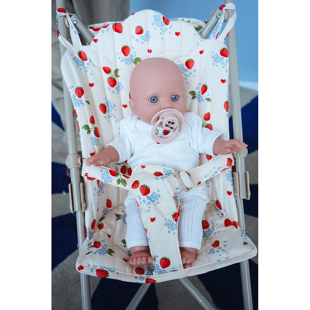 Konges Sløjd Coco docka och sittvagn i presentförpackning - exklusivt hos Lirum Larum Leg