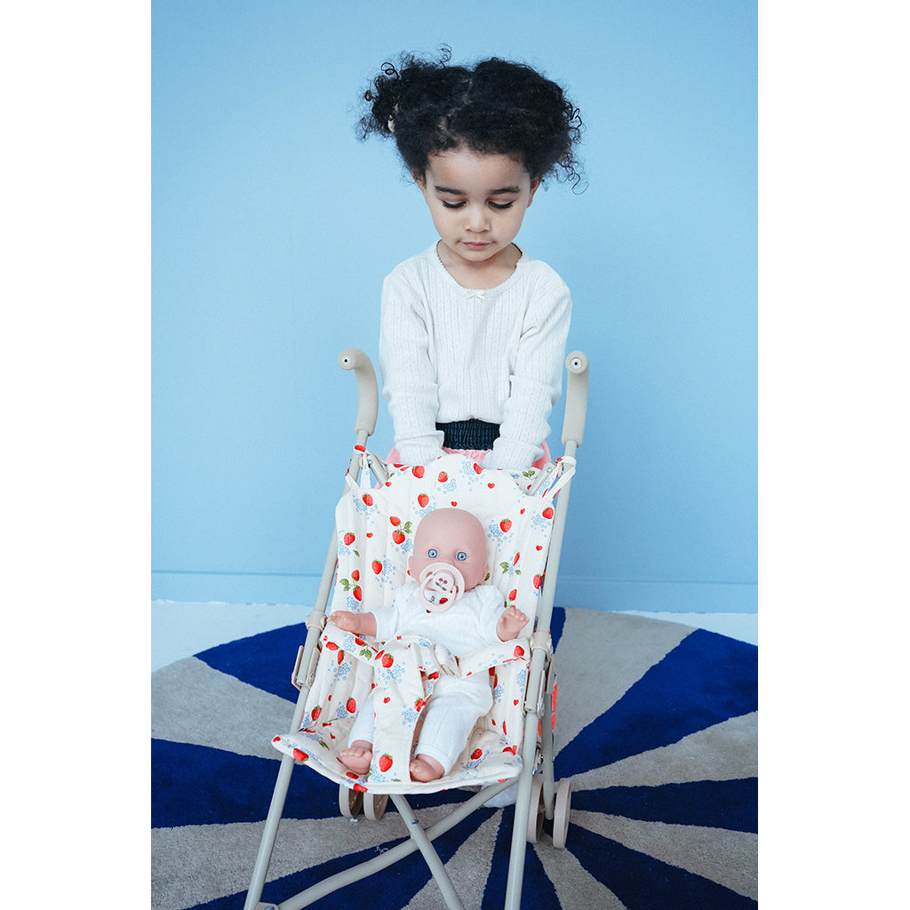 Konges Sløjd Coco docka och sittvagn i presentförpackning - exklusivt hos Lirum Larum Leg