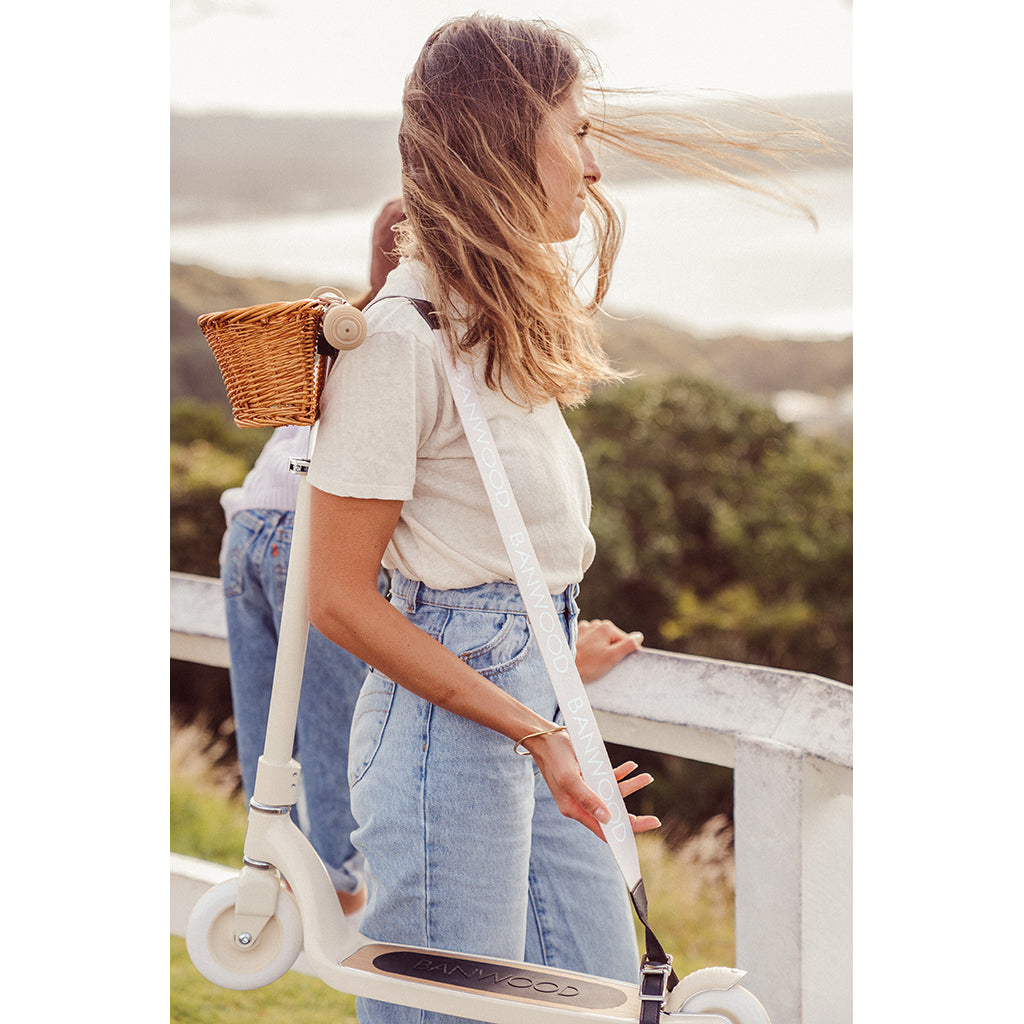 Banwood Carry strap, bärrem till skateboard, sparkcykel och balanscykel - Cream