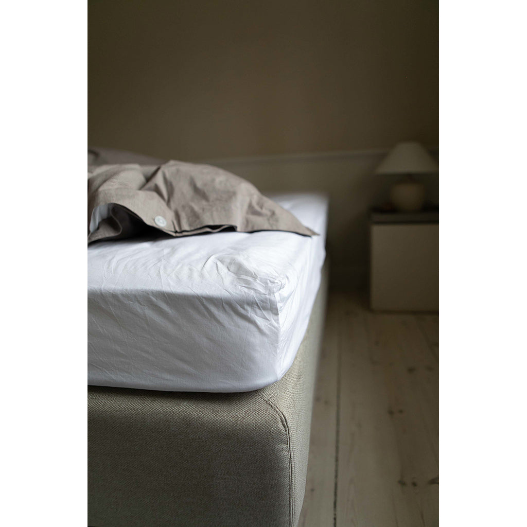 Studio Feder formsytt lakan, ekologiskt 180 x 200 cm - White