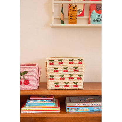 Rice korg i natur med små körsbärsbroderier