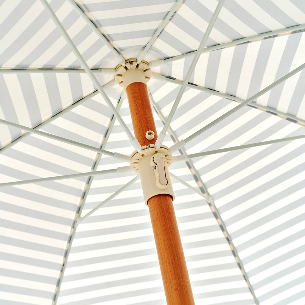 Sunnylife Luxe strandparasol, UP50+ faktor – Seagrass stripe