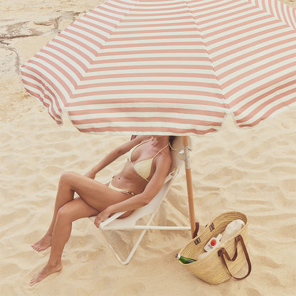Sunnylife Luxe strandparasol, UP50+ faktor – Tierra clay stripe