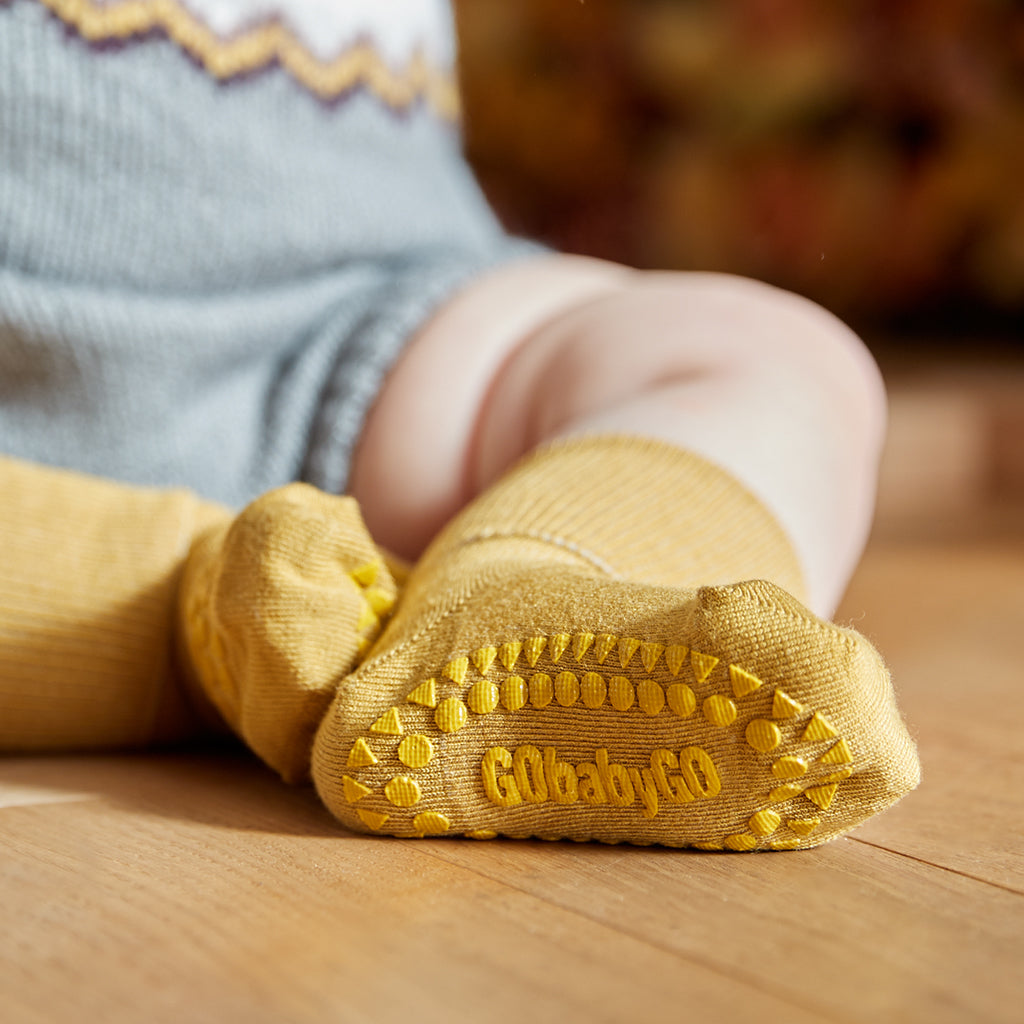 GoBabyGo halkfria strumpor med gummiploppar, Bamboo - senap