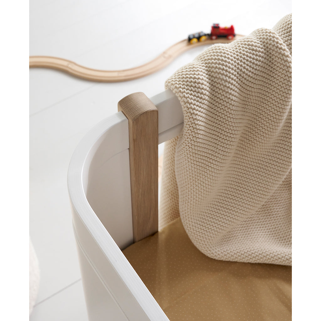 Oliver Furniture, Wood Mini+ spjälsäng inkl. junior kit - vit/ek