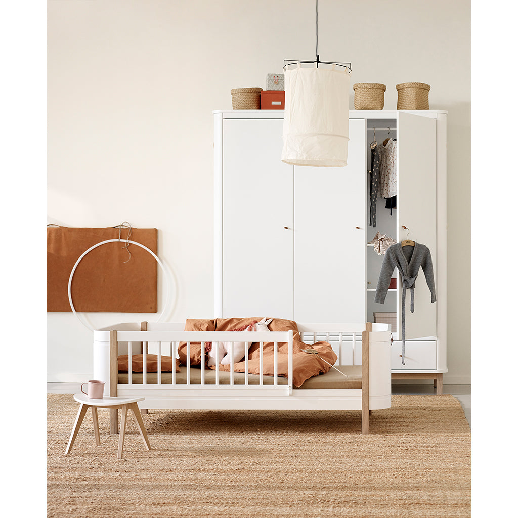 Oliver Furniture, Wood Mini+ juniorsäng - vit/ek ( LEVERANS I SLUTET AV MAJ )