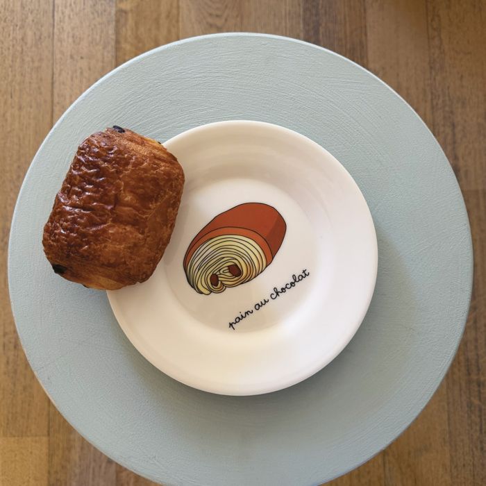 Petit Jour Paris, flat tallrik, bakverk – Pain au Chcolat