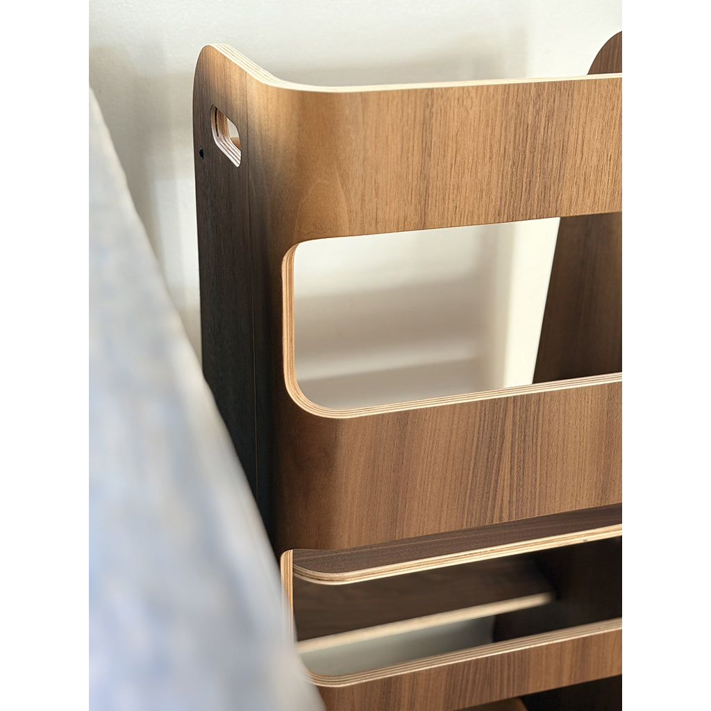 Curve-Lab, Læringstårn, Birk m. overflade af valnøddetræ